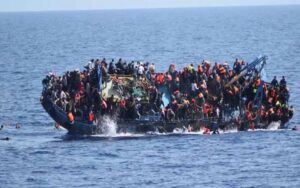 Les migrants clandestins dans des embarcations de fortunes.